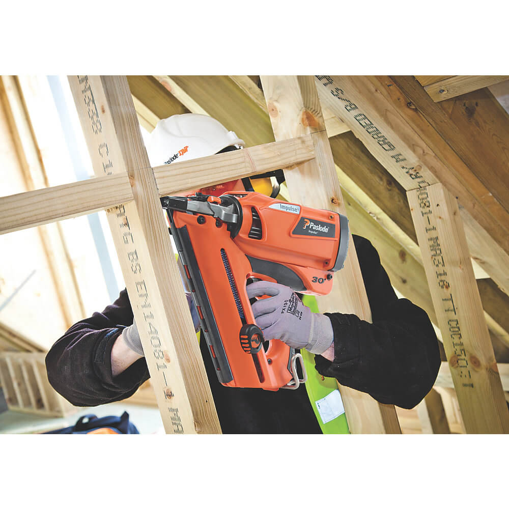 Milwaukee M18 FUEL 18-Volt Lithium-Ion Brushless Cordless Gen II 18-Gauge  Brad Nailer (Tool-Only) 2746-20 - The Home Depot