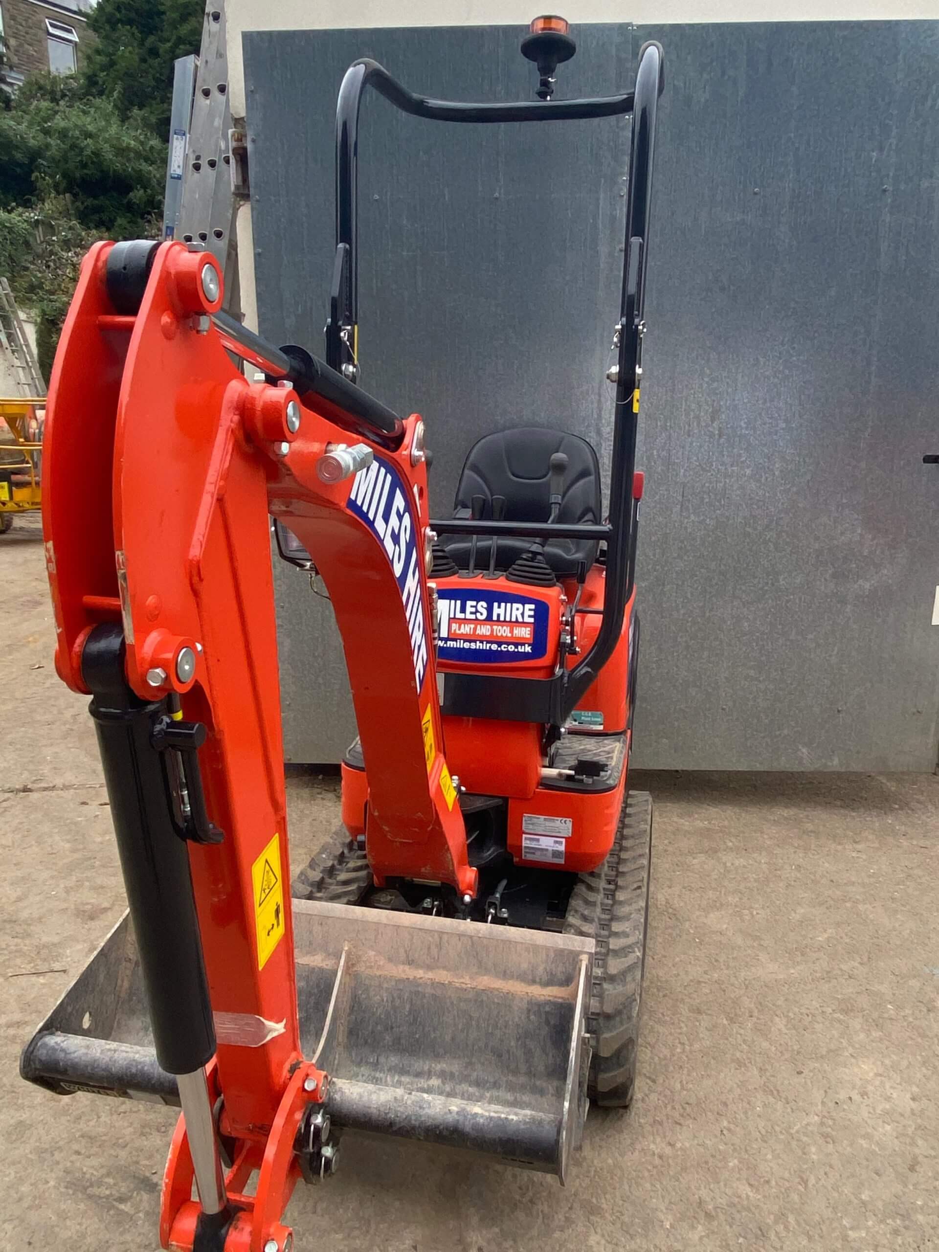 Micro digger 0.8 ton Miles Hire