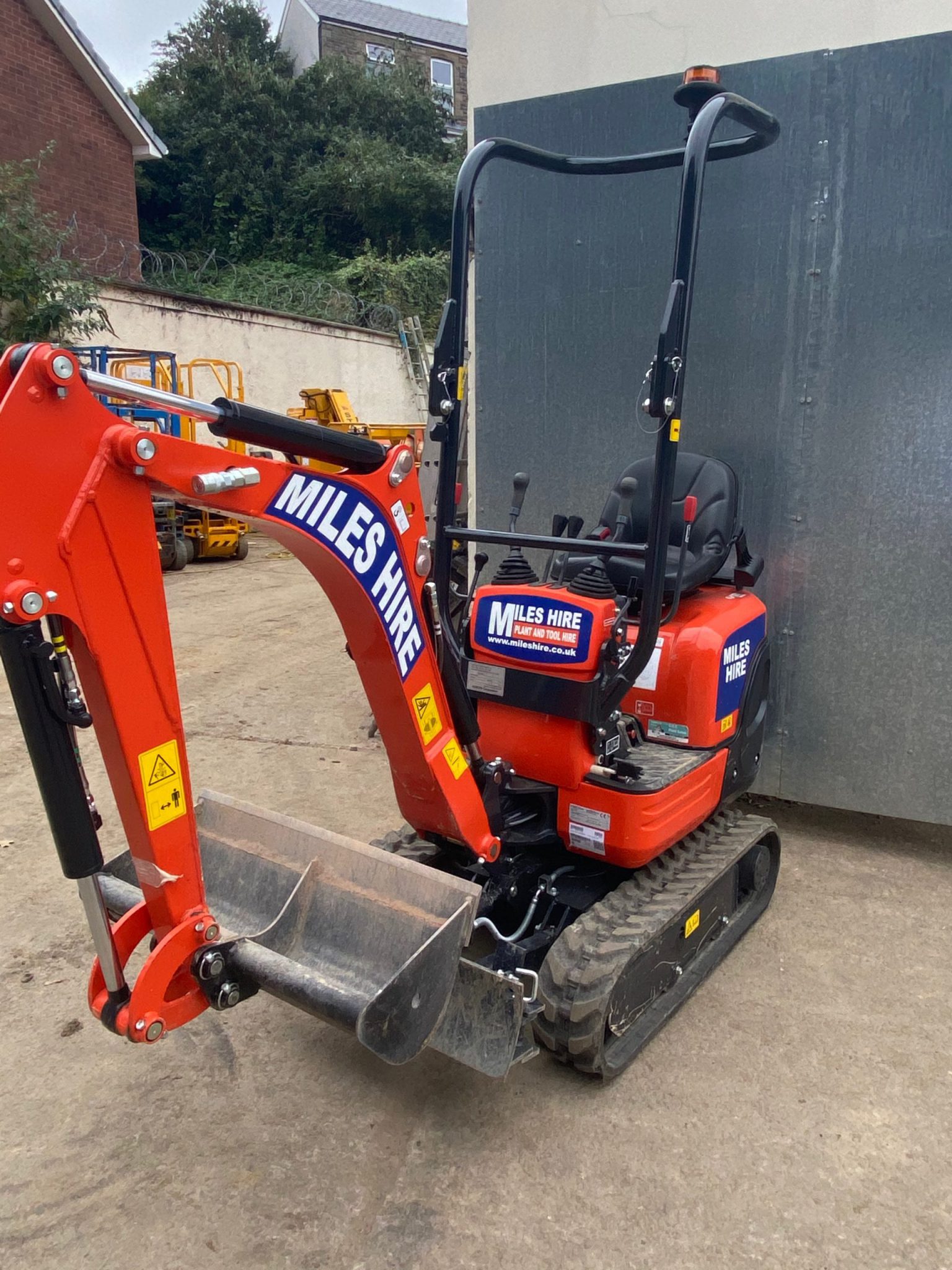 Micro digger 0.8 ton Miles Hire